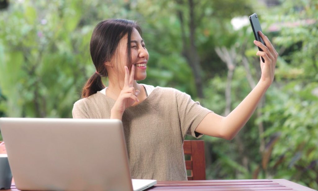 menginstal Zoom di android